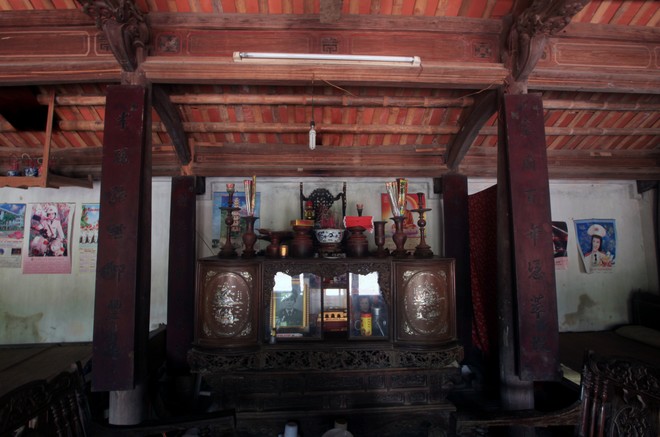 Trong ngôi nhà ông Tùng còn lưu giữ 8 bức câu đối viết bằng chữ Hán Nôm có in ấn tín của nhà vua. Đây cũng là một phần tạo nên sự cổ kính và thâm nghiêm của ngôi nhà. 